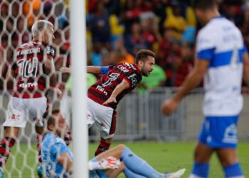 Flamengo derrota Universidad Católica e se classifica na Libertadores