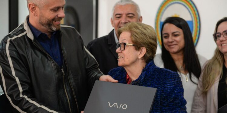 Barra Mansa começa a entregar mais de 1,7 mil notebooks às escolas municipais