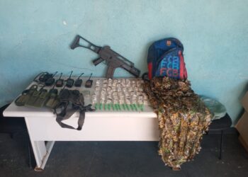 PM apreende drogas e simulacro de fuzil no Santa Inês