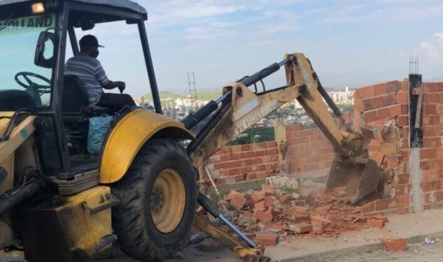Prevenção: casa construída em barranco é demolida em Volta Redonda