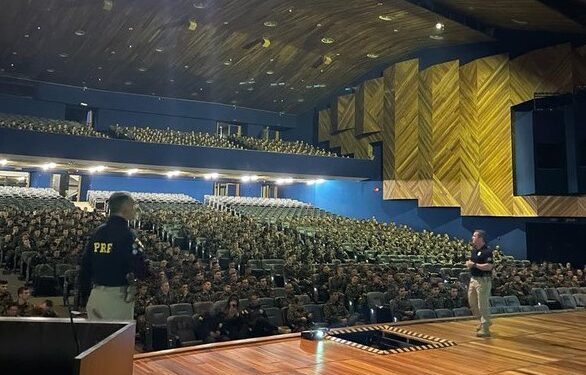 PRF realiza palestra educativa na AMAN