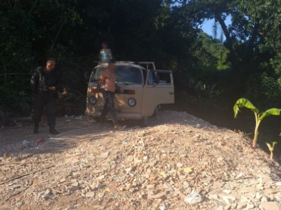 Guarda Ambiental de Barra Mansa flagra casal despejando resíduos em córrego
