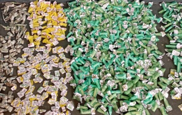 PM apreende quase mil pinos de cocaína no Morro da Conquista