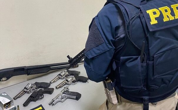 PRF apreende arsenal dentro de veículo na Dutra em Resende