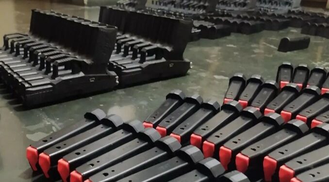 PRF apreende 56 pistolas no tanque de veículo na  Dutra. Vídeo