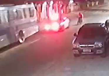 Vídeos: viatura da PM desviou de ciclista antes de bater