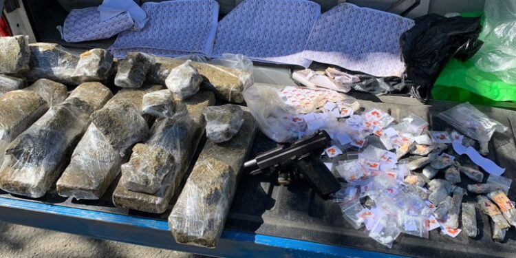 Homem é preso com 10Kg de maconha e uma pistola 380 em Paraty