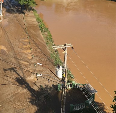 Vídeos: Rio Piraí começa a baixar, mas situação ainda é delicada
