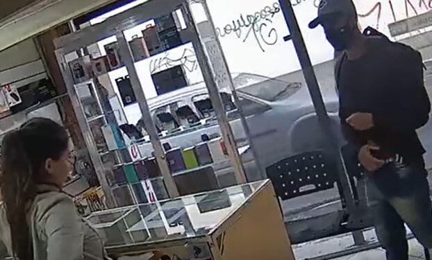 Câmeras flagram assalto em loja no Centro de Barra Mansa