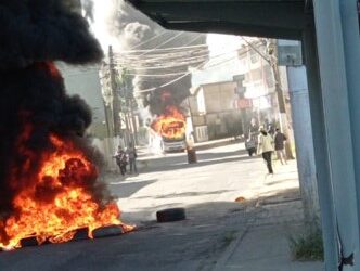 Vídeo. Clima tenso na Delgado com comércio fechado e ônibus incendiado