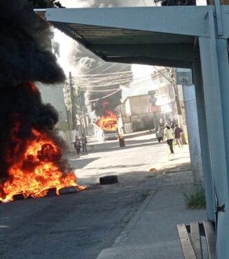 Vídeo. Clima tenso na Delgado com comércio fechado e ônibus incendiado