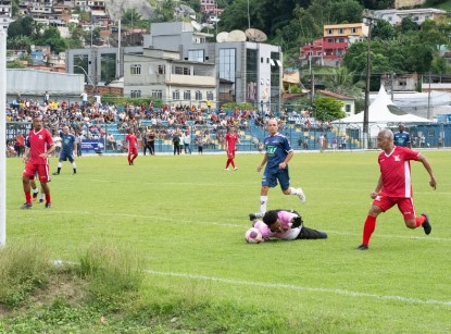 Romário abre o placar em jogo beneficente em Angra dos Reis