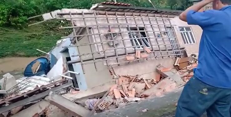 Vídeo. Casas desabam no rio em Barra do Piraí