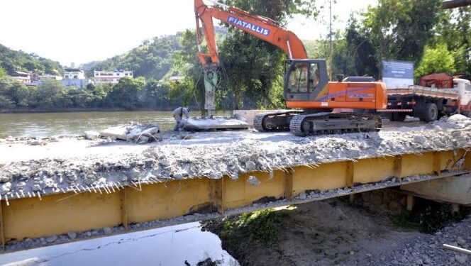 Ponte do Fórum de Barra Mansa começa a ser demolida