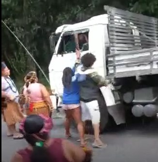 Vídeo: Pataxós atacam caminhão durante protesto na Rio Santos
