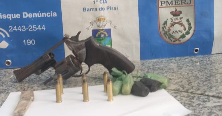 Polícia Militar apreende revólver e drogas na Califórnia, em Barra do Piraí