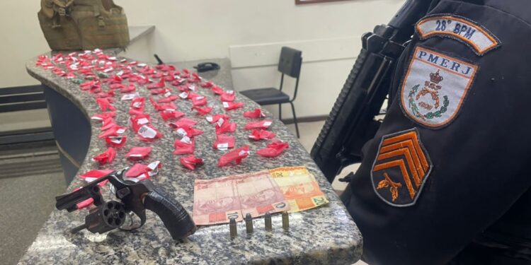 Dupla é presa com armamento e drogas na Vila Coringa