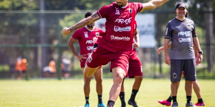 Bruno Santos celebra gols e vitória do Voltaço na estreia da A2