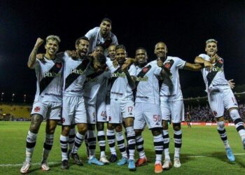 Vasco enfrenta o CSA com casa cheia