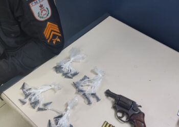PM prende homens com arma e drogas no Ilha Parque