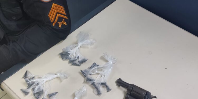 PM prende homens com arma e drogas no Ilha Parque