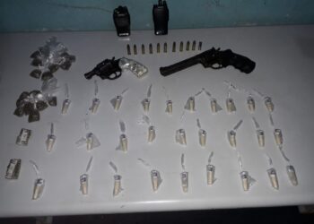 PM apreende armas e drogas na Candelária
