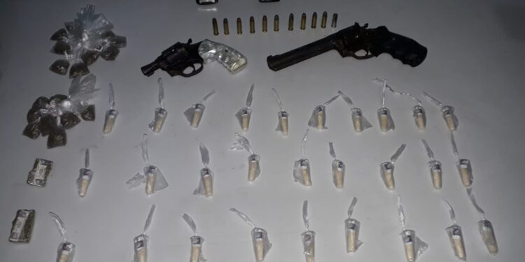 PM apreende armas e drogas na Candelária