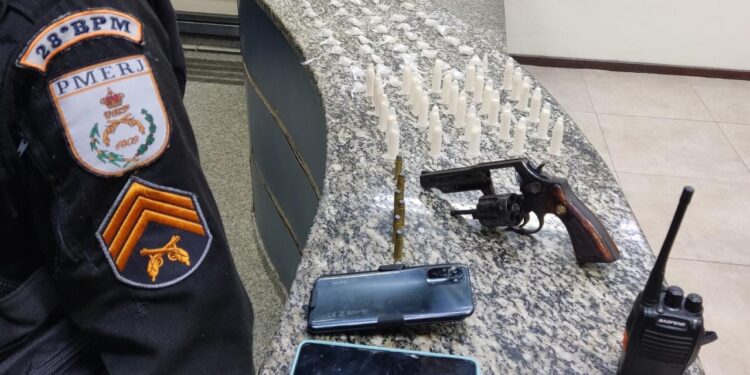 Revólver e drogas são apreendidas no Vila Nova