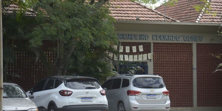 Jovem esfaqueou colegas sem motivo, diz padrasto de uma das vítimas