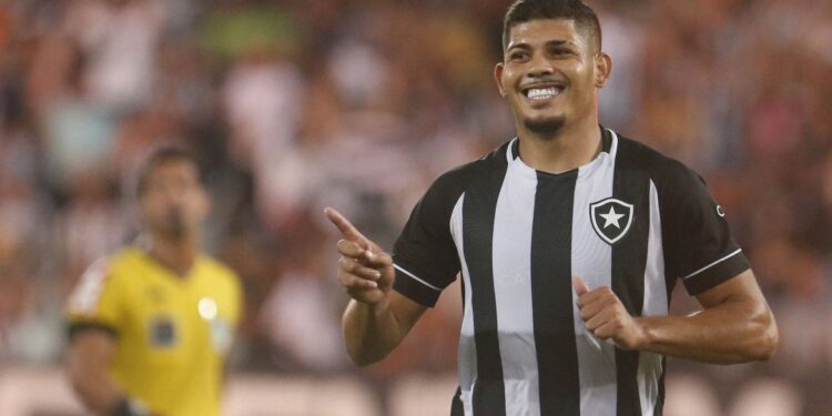 Botafogo vence lanterna Fortaleza no fim e entra no G6 do Brasileiro