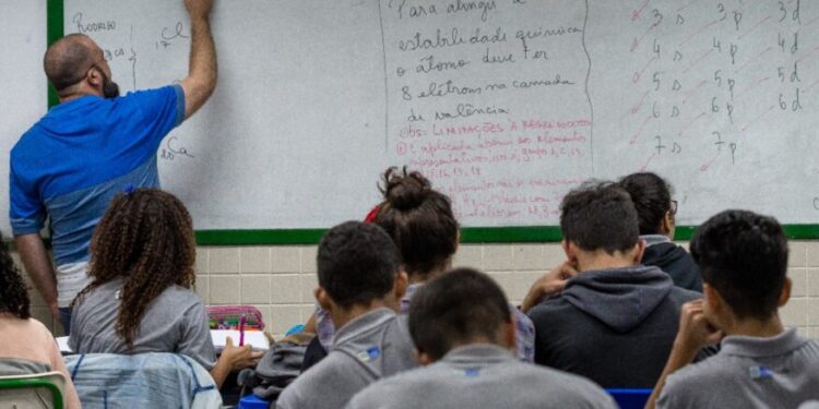Publicada convocação de professores aprovados para Seeduc-RJ em 2013 e 2014