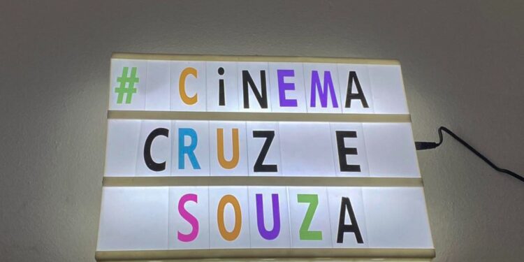 Escola Cruz e Souza usa cinema para abordar grade curricular