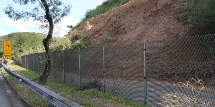 Justiça determina que CCR RioSP inicie obras para correção de deslizamento na Vila Ursulino