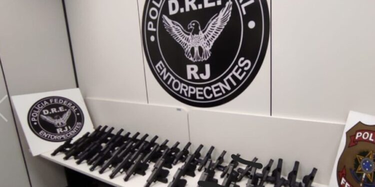 PF prende homem com 51 pistolas em Piraí
