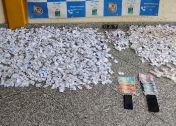 Dupla é presa com 1,9 mil pedras de crack e 449 pinos de cocaína em Barra do Piraí