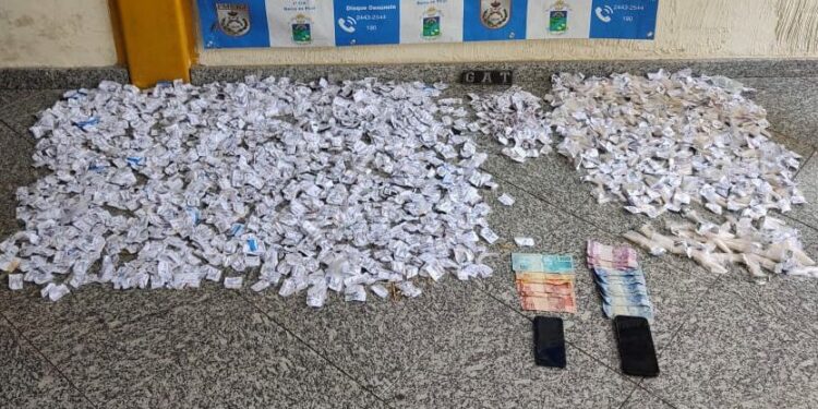 Dupla é presa com 1,9 mil pedras de crack e 449 pinos de cocaína em Barra do Piraí