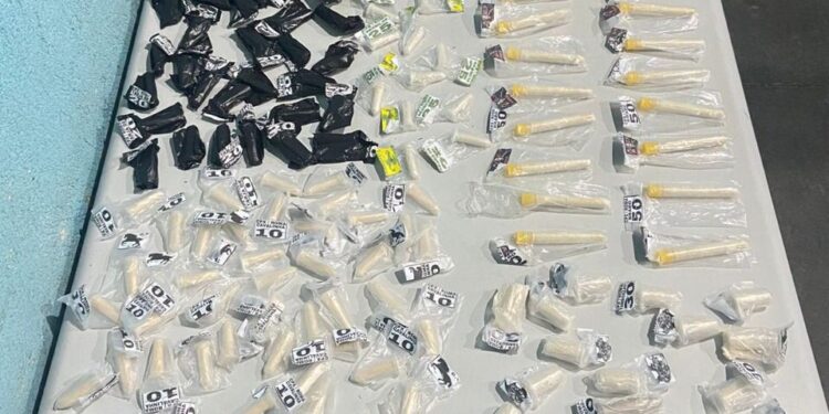 PM apreende cocaína e maconha no Roma