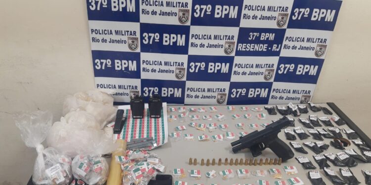 Homem é preso com 294 pedras de crack e pistola 9mm em Resende