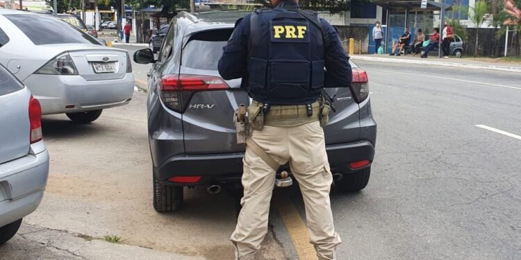 Via Dutra Barra Mansa: PRF recupera veículo roubado