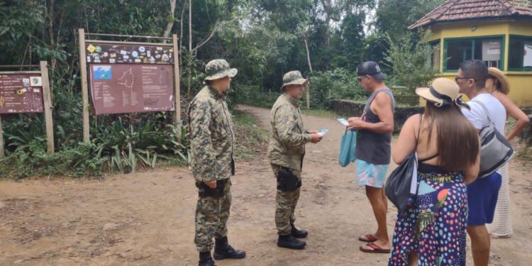 Polícia ambiental distribui panfletos com o telefone do Linha Verde da Ilha Grande