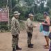 Polícia ambiental distribui panfletos com o telefone do Linha Verde da Ilha Grande
