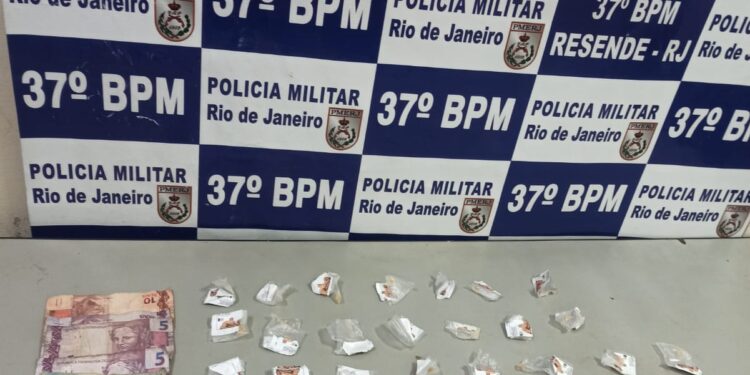 Menor é apreendido com crack em Resende