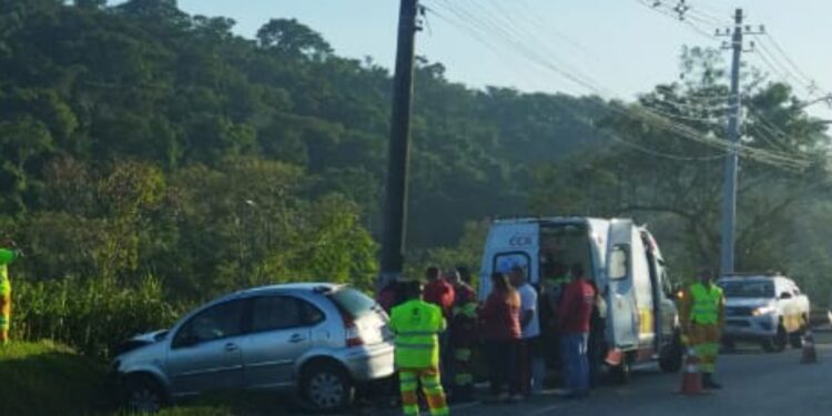 Carro sai da pista e atinge barranco na Rodovia dos Metalúrgicos