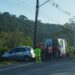 Carro sai da pista e atinge barranco na Rodovia dos Metalúrgicos