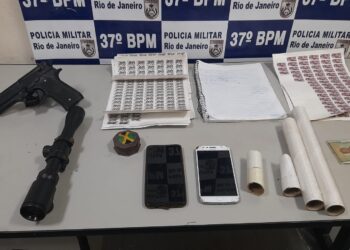 Jovem é preso com simulacro de arma em Resende