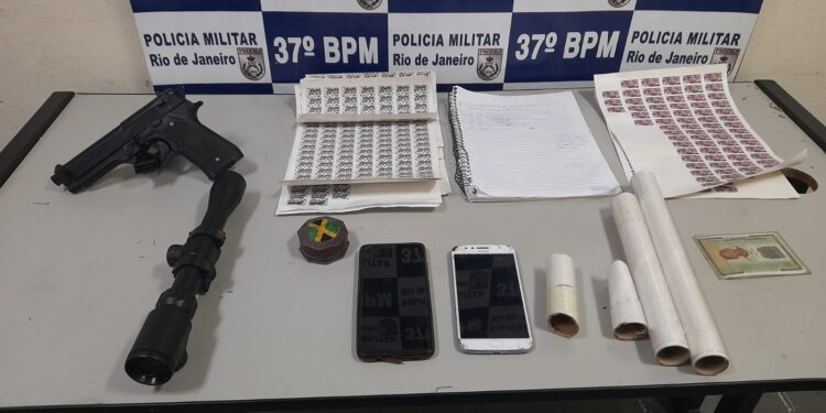 Jovem é preso com simulacro de arma em Resende