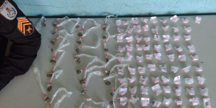 PM apreende 81 pinos de cocaína em Volta Redonda