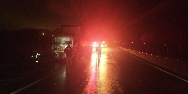 Carreta pega fogo na pista sentido São Paulo da Dutra