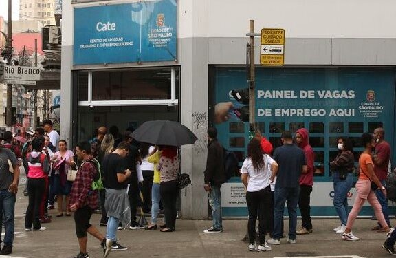 Desemprego chega a 9,4% em abril, diz Ipea