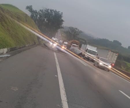 Acidente na Dutra deixa trânsito lento no sentido Rio